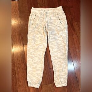 Athleta Cabo Tide Linen Jogger sz2 Cream Camouflage